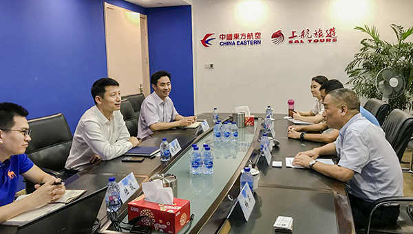 7月9日，集團公司董事長李漢東、副總經(jīng)理龔勇一行前往上航假期國際旅行社總部，拜訪上航假期總經(jīng)理靳黎軍，雙方就下一步開展更加深入的合作進行了洽談。市場營銷部、經(jīng)營管理部相關(guān)負責人陪同參加。.png
