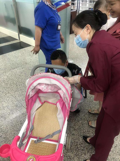 圖片1.png“真情服務(wù)”是讓旅客更加安心、放心、舒心的出行。行查室作為部門(mén)進(jìn)港服務(wù)的最后一個(gè)環(huán)節(jié)，在日常工作中也很注重服務(wù)細(xì)節(jié)。6月10日，行查室工作人員幫助旅客打開(kāi)嬰兒車(chē)，為她排憂解難。.png