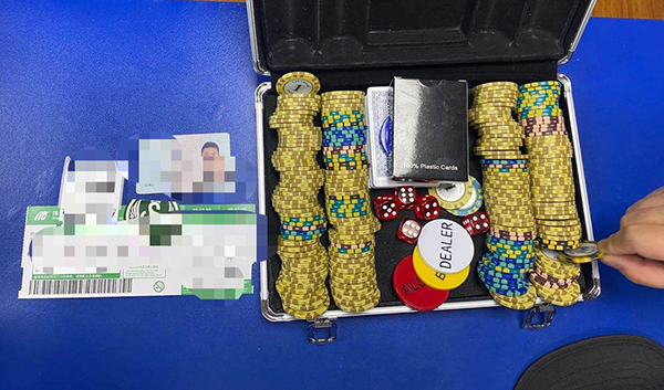 1602212212662474.png 安檢站查獲一盒賭博用具.png