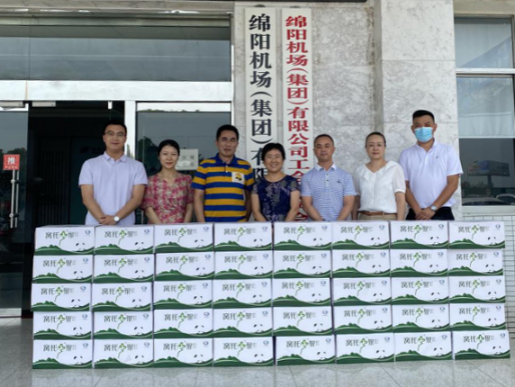 1660880922779305.png 中國人壽財產(chǎn)保險公司來本場開展“夏季送清涼”活動.png