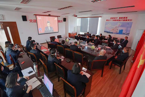 1666750796120704.jpg 綿陽(yáng)機(jī)場(chǎng)黨員干部職工收聽(tīng)收看黨的二十大開(kāi)幕會(huì)1.jpg