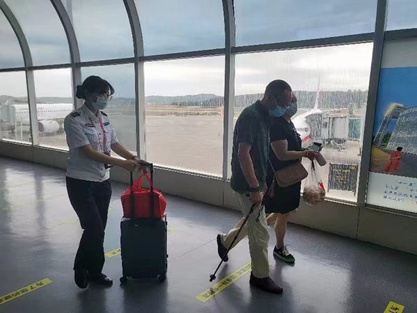 1684746276400625.png 安檢工作人員服務(wù)旅客獲好評(píng).png